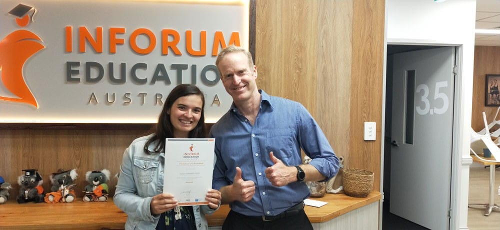 chica con diploma y profesor